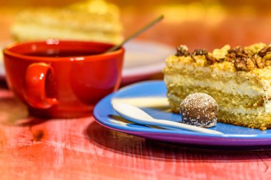 Yakın plan cevizli bir dilim kek..