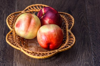 Koyu arkaplanda nektarinler