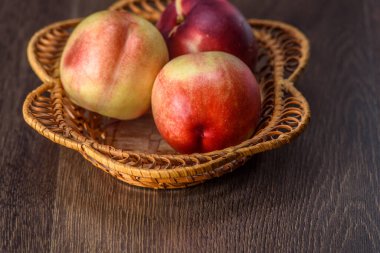 Koyu arkaplanda nektarinler