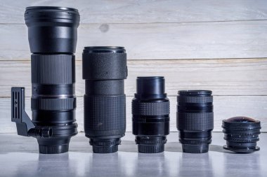 Beyaz ahşap arka planda fotoğraf objektifi