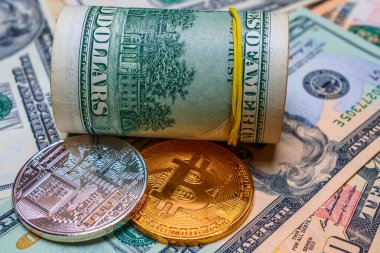 Dolar arkaplanındaki Bitcoin madeni parasının yakın görüntüsü