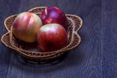 Koyu arkaplanda nektarinler