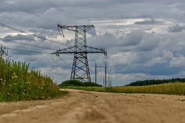 Karanlık bulutların arka planına karşı güç hattı