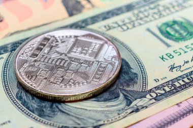 Dolar arkaplanındaki Bitcoin şifreli para