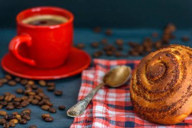 Tarçınlı çörek ve kahve.