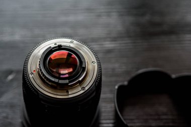 Koyu arkaplanda lens