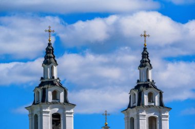 Bulutların ve gökyüzünün arka planında bir kilisenin kubbesi