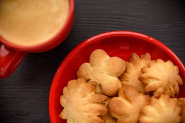 Kurabiye ve koyu ahşap arka planda taze kahve.