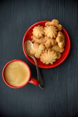 Kahve, şeker ve kurabiyelere bakın.