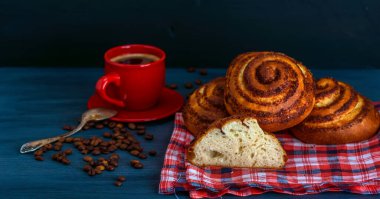 Tarçınlı çörek ve kahve.