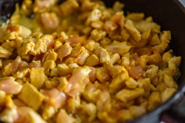 Küçük tavuk parçaları tavada kızarır.