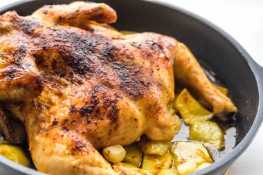 Patatesle pişirilmiş tavuk.