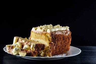 Siyah bir arka planda 