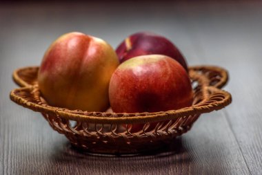 Koyu arkaplanda nektarinler