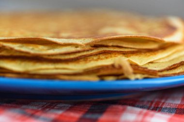 Tabakta ev yapımı krep.