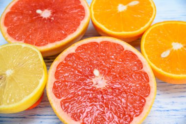 Taze narenciye dilimlerine bakın.