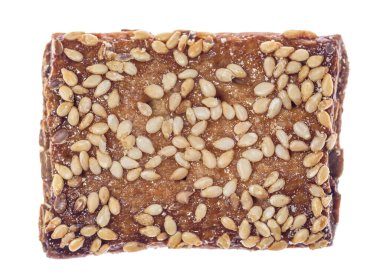 Susam tohumlu leziz bisküviler beyaz arka grubunda izole edilmiş.