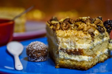 Yakın plan cevizli bir dilim kek..