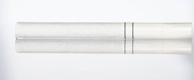 Sigaralar beyaz arka planda kapanıyor..