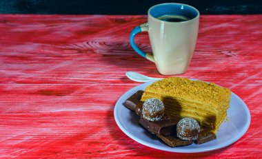 Eskimiş ahşap arka planda puf kek, çikolata ve kahve kupası..