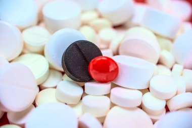 İlaç tabletlerinin arka planında aktif kömür
