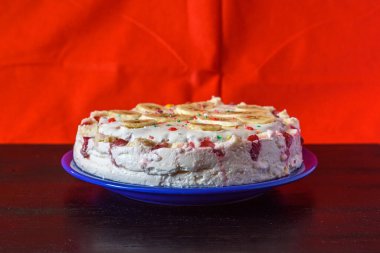 Ekşi kek siyah ve kırmızı arka plan. ev mutfağı.