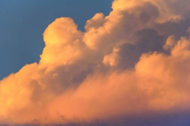 Kabarık bulutlar gökyüzüne karşı