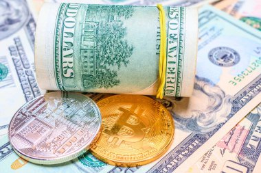 Dolar arkaplanındaki Bitcoin madeni parasının yakın görüntüsü