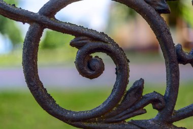 Metal bir çit parçası.