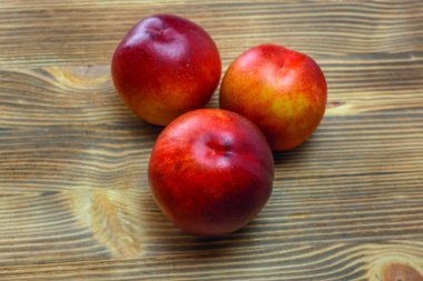 Ahşap bir arka planda şeftaliler