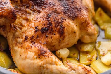 Patatesle pişirilmiş tavuk.