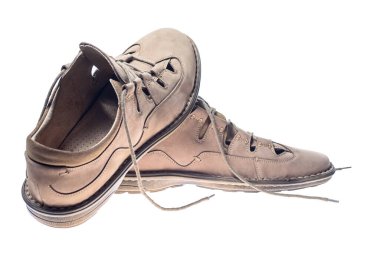 Gri yaz erkek ayakkabıları beyaz arka planda izole