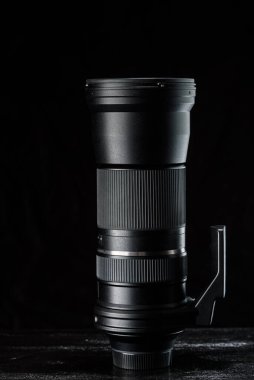 Koyu arkaplanda telefoto kamera lensi