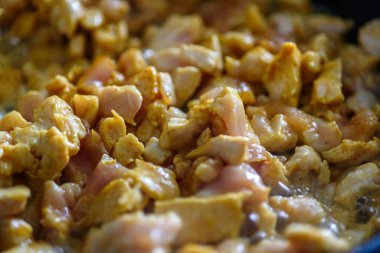 Küçük tavuk parçaları tavada kızarır.