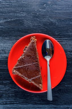 Bir parça çikolatalı kek ve üzerinde çikolata olan kurabiyeler.