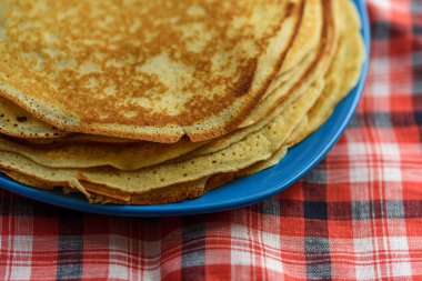 Tabakta ev yapımı krep.