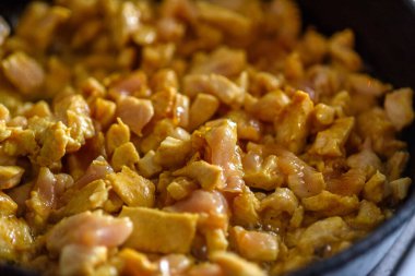 Küçük tavuk parçaları tavada kızarır.