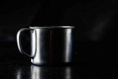 Siyah arkaplandaki metal kupa.