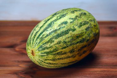 Ahşap bir arka planda kavun