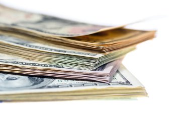 Beyaz arkaplanda izole edilmiş dolar yığını