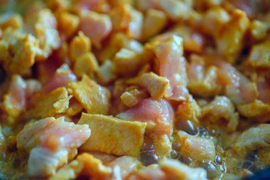 Küçük tavuk parçaları tavada kızarır.