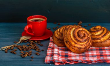 Tarçınlı çörek ve kahve.
