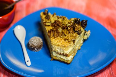 Yakın plan cevizli bir dilim kek..