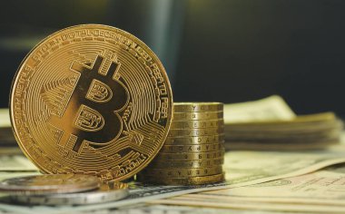 Bitcoin şifreleme parası Amerikan dolarlarının arka planında.