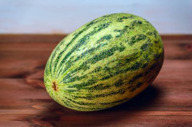 Ahşap bir arka planda kavun