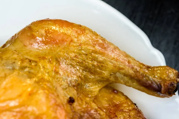 Ayam Panggang Piring Putih Dengan Latar Belakang Kayu Hitam — Stok Foto