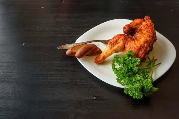 Ayam Goreng Piring Putih Pada Latar Belakang Kayu Gelap — Stok Foto