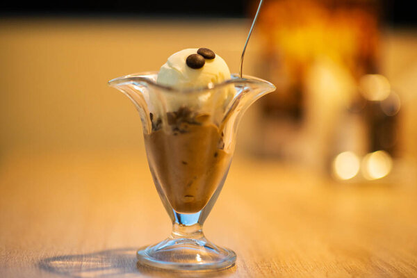 Мороженое в стеклянной вазе в кафе. Фотографированный крупный план.
