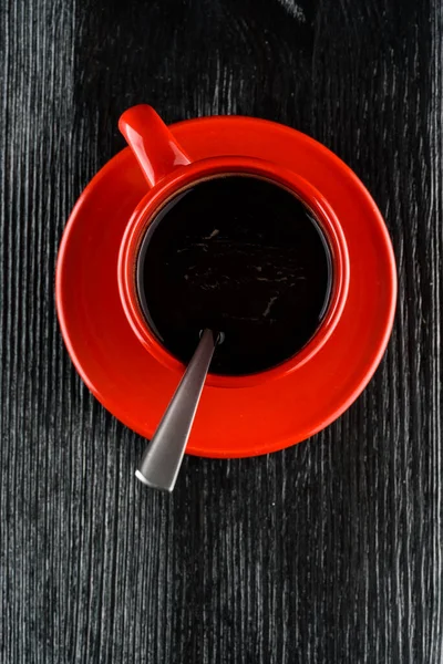 Pyszna Kawa Czerwonym Kubku Czarnym Tle — Zdjęcie stockowe