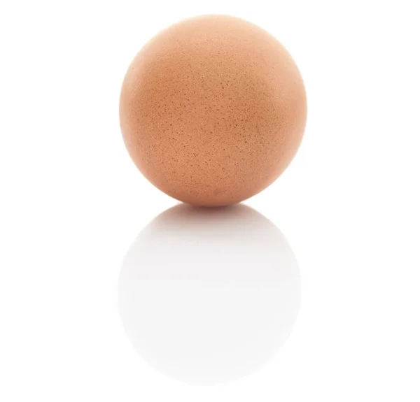 Jajko Kurze Białym Tle Zbliżenie — Zdjęcie stockowe